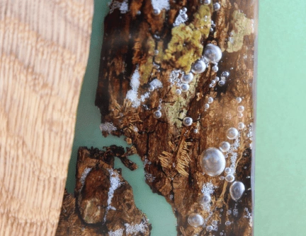 décapsuleur mural bois résine inclusion écorce naturelle